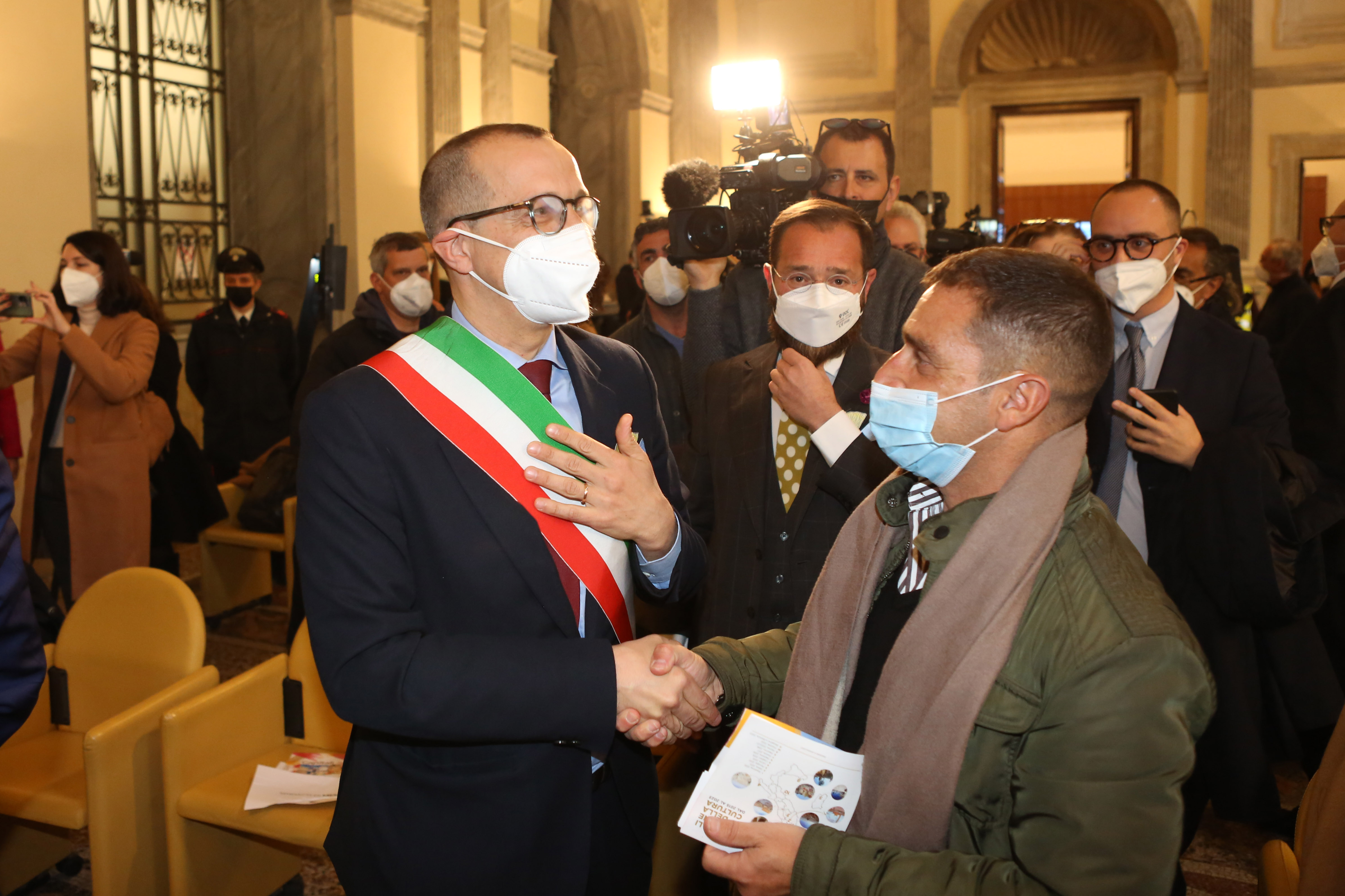 Proclamazione di Pesaro 2024 - Matteo Ricci stringe la mano